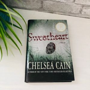 Sweetheart by Chelsea Cain: first edition signed by author. September 2008